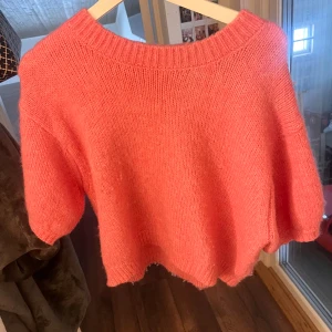 Stickad t-shirt - Super fin och bra skick💕passa s som m! Skriv vid frågor eller fler bilder🙌🏻