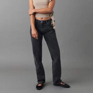 Jeans från Gina i modellen Low straight jeans. Storlek 38.                                                            180kr