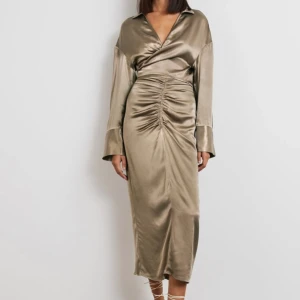 Set i satin - Topp M  Kjol S Oanvända med prislappar