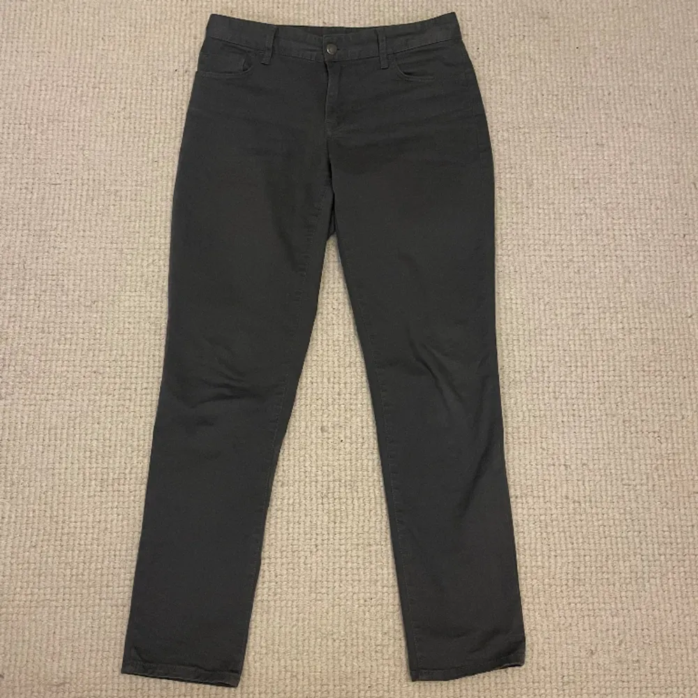 Hej! Säljer nu dessa super snygga gråa J.Lindeberg jeans. Nästan helt nya jeans och passar till det mesta. W30 L32. Jeans & Byxor.