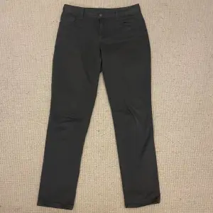 Hej! Säljer nu dessa super snygga gråa J.Lindeberg jeans. Nästan helt nya jeans och passar till det mesta. W30 L32