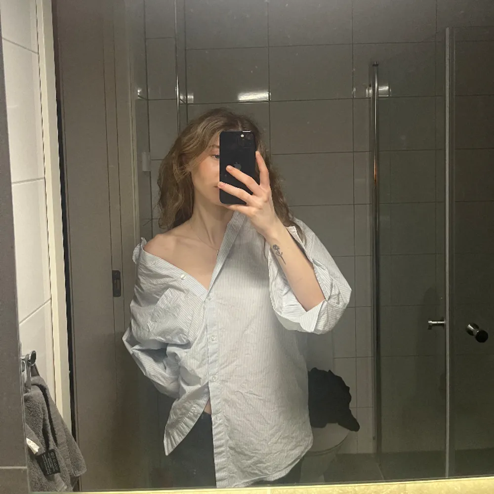 Helt vanlig blå/vit randig randig oversized skjorta ifrån h&m, storlek xs men passar ju större storlekar beroende på hur man vill att den ska sitta!. Tröjor & Koftor.