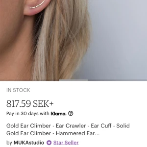 Ear climber MUKA - Ear climber från Muka studio. Så fin, i mycket ljus guldfärg, ser nästan ut som silver i vissa ljus. Höger öra, pris ovan var alltså för en.  Passade inte mig. Endast provad (och rengjord) i orginalbox (dock kanske aningen dammig 