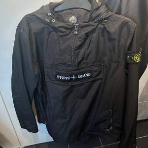 Stone Island jacka i size M. Bra skick. Passar typ mig som är 175cm (lite stor). Säljer då den inte kommer till användning. Kvinnor kan även använda men det är herr storlek.  Dm om ni är intresserade eller har frågor😁