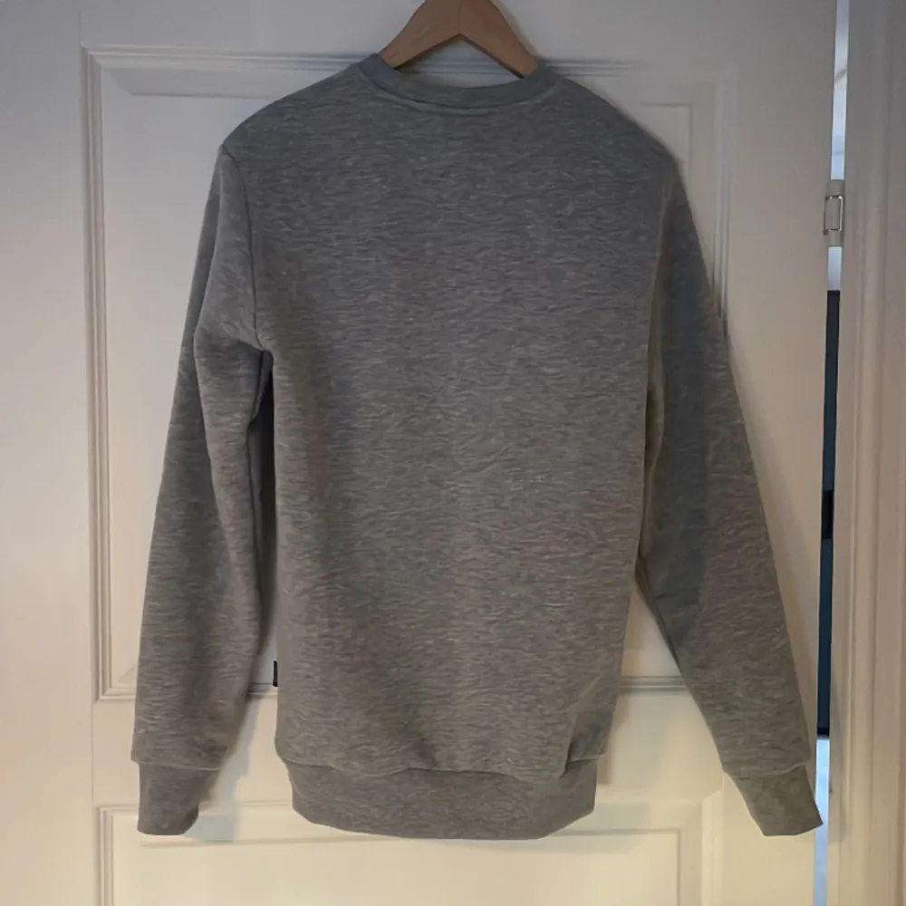 Säljer denna gråa sweatshirt som jag inte använt bara provat. Köpt i oktober 2023. Skick 10/10. Hör av er för mer bilder eller frågor.😀👍. Tröjor & Koftor.
