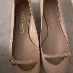 Marc jacobs ”ballerina flats” - Säljer mina fina Marc jacobs ”ballerina flats” eftersom de tyvärr har blivit för små😕💕