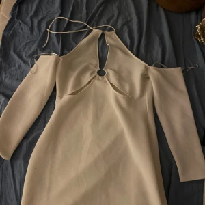 Vit hm klänning  - En helt typisk vit hm klänning har aldrig haft på mig den. Finns en liten svart fläck inuti men inga syn bara fläckar. 