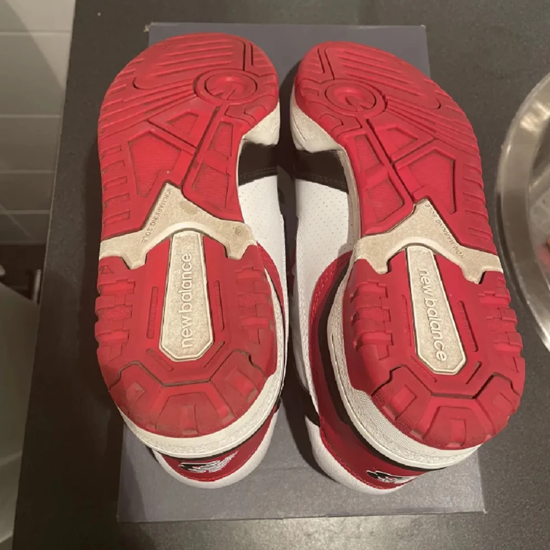 New balance 550 i röd vit och svart - 91