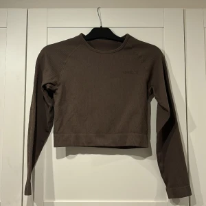 Brun träningströja  - En fin träningströja i ett ribbatmaterial. Nästintill aldrig använd.  -Storlek= M/ 40-42 -Skick= Nyskick  