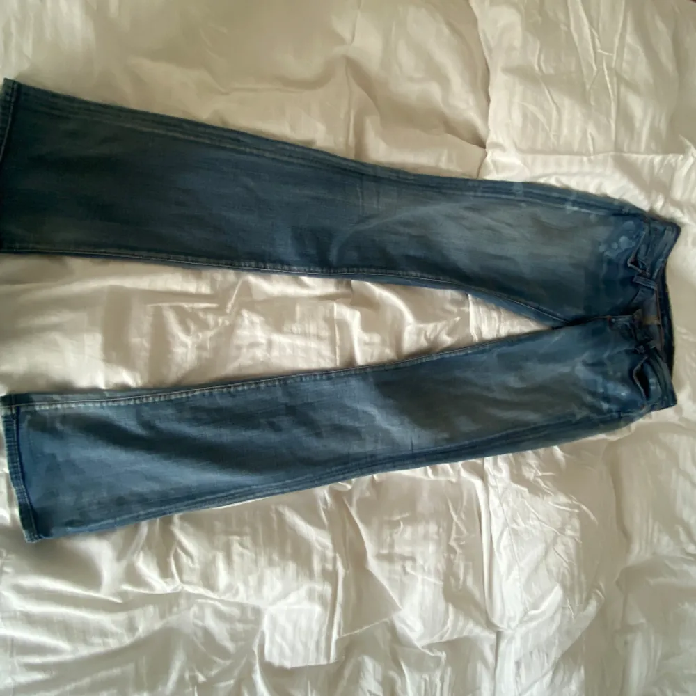 Så perfekta lågmidjade jeans från citizens of humanity😍jag är 174 o de är långa på mig! . Jeans & Byxor.