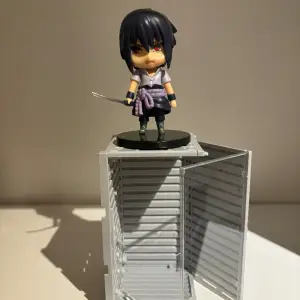 Sasuke action figure. Displayboxen ingår. Ni kan välja mellan färgen svart och grå för displayboxar.