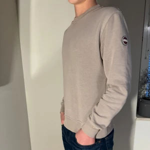 Colmar tröja - Tjena, säljer nu denna riktigt fetta colmar tröjan!💫 Storlek:S, skick: 9/10, ny pris: ca 1400kr, mitt pris: 449kr🤩 Priset kan alltid diskuteras👌🏼 Hör av er om ni har några frågor! Mvh Wilmer🙂