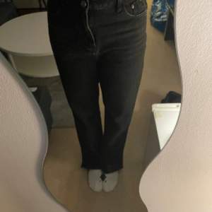Raka jeans med slits Midjemått: 35cm Längd på benen: 109cm