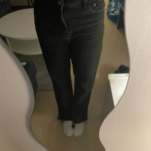 Jeans  - Raka jeans med slits Midjemått: 35cm Längd på benen: 109cm