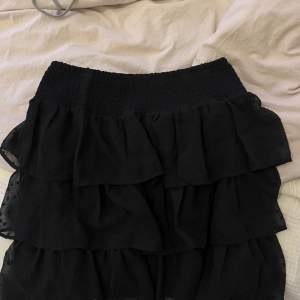 Svart kort volang kjol som är perfekt för sommaren🩷 knappt använd🩷