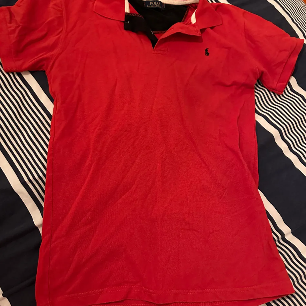 Röd Ralph Lauren-liknande piké i storlek medium. Aldrig använd.. T-shirts.