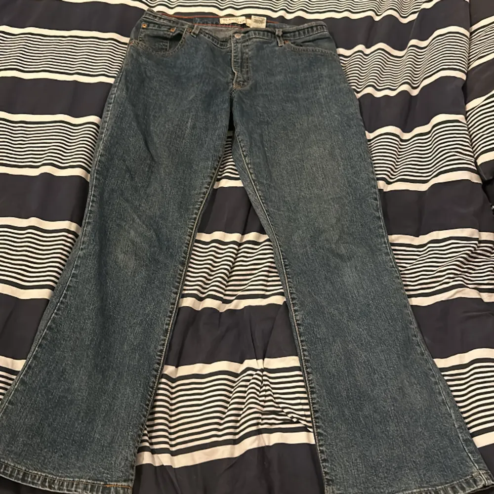 Vintage blå Levi’s jeans i bootcut relaxed, 550. Finns ingen storlek men sitter som en S-M.. Jeans & Byxor.