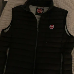 Tjena säljer denna snygga colmar väst. Den är sparsamt använd, skick 9/10. Strlk är 48 och det motsvarar medium - Bra skick 