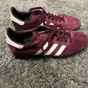 Adidas gazelle sneakers - Säljer min killes gamla skor som endast har använts av honom ett fåtal gånger. Det är budgivning som gäller för dem☺️