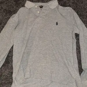 Polo Ralph Lauren Long sleeve piké  i storlek Medium, den har inga defekter eller fläckar och är som ny, använd två gånger men då ja kände att jag inte hade någon användning för den 