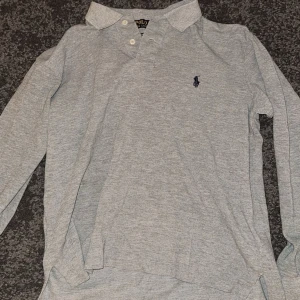 Polo Ralph Lauren Long sleeve piké  - Polo Ralph Lauren Long sleeve piké  i storlek Medium, den har inga defekter eller fläckar och är som ny, använd två gånger men då ja kände att jag inte hade någon användning för den 