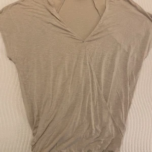 House of Lola blus stl S  - Supersnygg blus o mjukt tyg, snyggt fall. Säljes för den kommer inte till användning.  Bra kvalite 