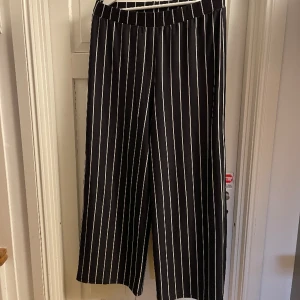 Vida byxor - Mywear women byxor i stl M, högmidjade! Fint skick bortsätt från lite knottror (se bild 3) skulle säga att de är ”normal” längd, för korta på mig som är 172!! Har inte haft de på 5 år så tänker att jag borde sälja då de fortfarande är fina 😊
