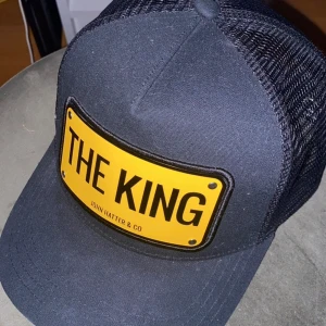 John Hatter keps - Säljer en John Hatter keps i fint skick, köpt på nätet och använd ett par gånger endast.  Står ”The king” framtill.  