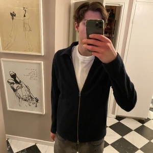 Tröja med dragkedja - As snygg tröja! Funkar både som vår jacka och tröja!  Säljer för 1999,  original pris 2700. Pris kan diskuteras vid snabb affär! Våga pruta!! Färg: Mörkblå.  Kondition: 10/10, bara använts hemma för att testa outfits med.  Size S, jag är 185 som refe