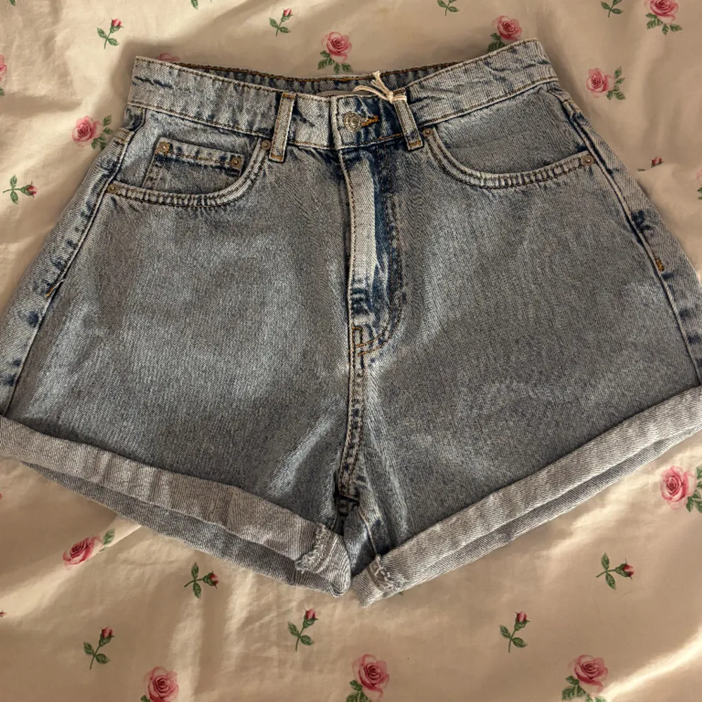 Säljer mina jeansshorts då dom inte passar så har aldrig kommit till användning. Helt oanvända med prislappen kvar! Priset är diskuterbart!. Shorts.