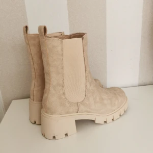 Platåstövletter - Så snygga skor!! Använda 2-3 gånger. Tyvärr har katten vart in i garderoben och gjort några klösmärken (se bild 2,3) köpta för 540 :-