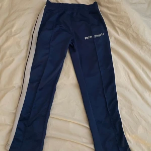 palm angels byxor - tja säljer nu dessa blåa palm angels byxor eftersom dem inte passar mig.