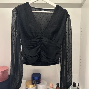 Festtopp - Säljer denhär festtoppen med ballongärmar från bik bok💓