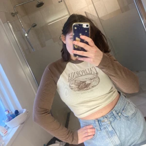 Baseball tee - Grå och brun baseballtröja från Pull&Bear, storlek S. Endast använd en gång.