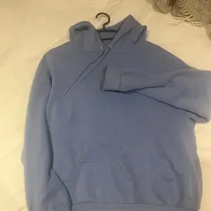 Ljusblå hoodie från Monki. Lite oversize