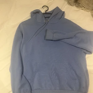 Hoodie  - Ljusblå hoodie från Monki. Lite oversize