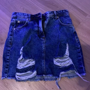 Jeans kjol 50-70kr - Storlek-xs sitter nog bättre på någon med storlek xs i jeans tyg väldigt o använda använda 1-2 gånger så väldigt bra kvalitet 
