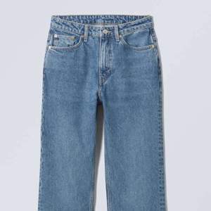Säljer modellen ”Voyage High Straight Jeans” från WEEKDAY. Är samma modell på den första bilden men inte samma färg. Tror att den har utgått från sortimentet. Storlek 25/30. Endast använd 2 gånger. 🩷nypris 500 säljer för 300. 