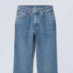 Blåajeans - WEEKDAY  - Säljer modellen ”Voyage High Straight Jeans” från WEEKDAY. Är samma modell på den första bilden men inte samma färg. Tror att den har utgått från sortimentet. Storlek 25/30. Endast använd 2 gånger. 🩷nypris 500 säljer för 300. 