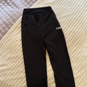 Scrunch tights ICIW black S - Svarta tights med scrunch, högmidjade och otroligt fint skick. Inga defekter pp varken materialet eller loggan. Sitter som en smäck! Squat proof. Säljer pga för många gymkkädrr