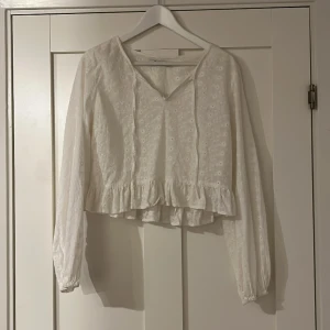 Blus - Vit blus med broderat mönster och snörning💕strl 40 men passar mindre. Väldigt gott skick.