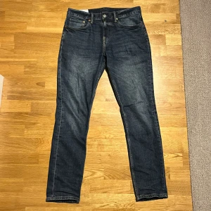 Slim jeans - Säljer ett par as feta slim jeans från hm. Skick 8/10 storlek 31/32. Rensar garderoben så säljer lite jeans billigt.
