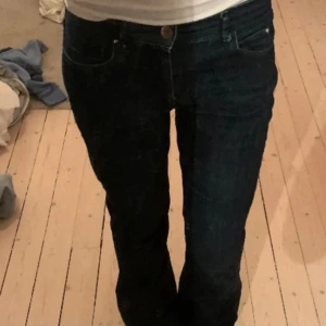 Jeans - Snygga low waist bootcut jeans!! De är köpta här på plick och jag har aldrig använt dem då de är för stora!! Därför har jag inga fler bilder och bilderna är från den förra ägaren!