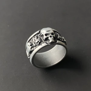 Dödskalle ring - Cool ring i storlek 19. I fint skick.   Osäker på materialet men känns som järn. Annars väldigt skön och bekväm att ha på sig.  Rostar ej.  Vid privat köp är frakten endast 18 kr!
