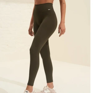 Aimn tights - Säljer de populära ribbed seamles tightsen från Aimn! Använda fåtal gånger! Det är en insydd resår i midjan för att de ska sitta uppe bättre, inget som syns!! Säljer i både svart och grönt! Köpta för 599kr🩷
