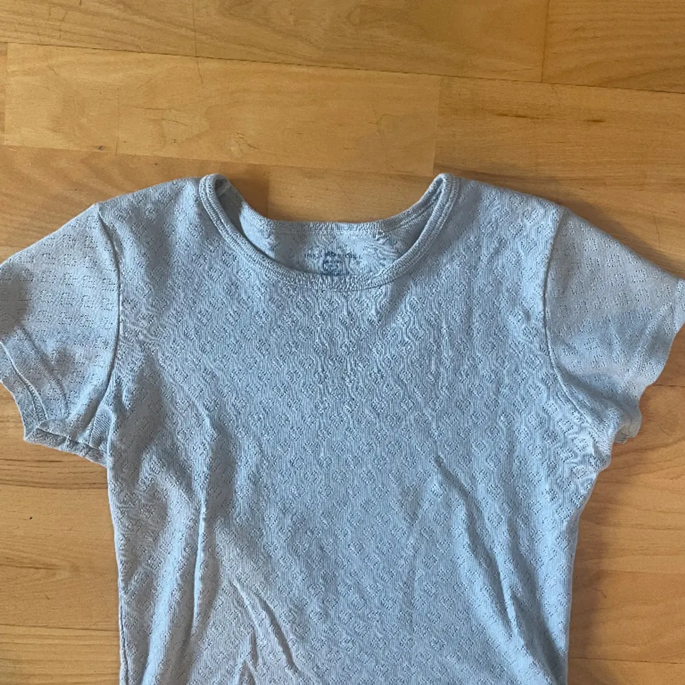 Söt ljusblå brandy Melville t shirt med små hjärtan🫶🏻 endast använd några få gånger. One size men skulle säga att den passar xs eller S💕 . T-shirts.