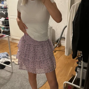 Volang kjol - Super söt volang kjol ifrån bubbelroom. Säljer då de inte riktigt är min stil. Aldrig använd. Storlek Xs men passar även S