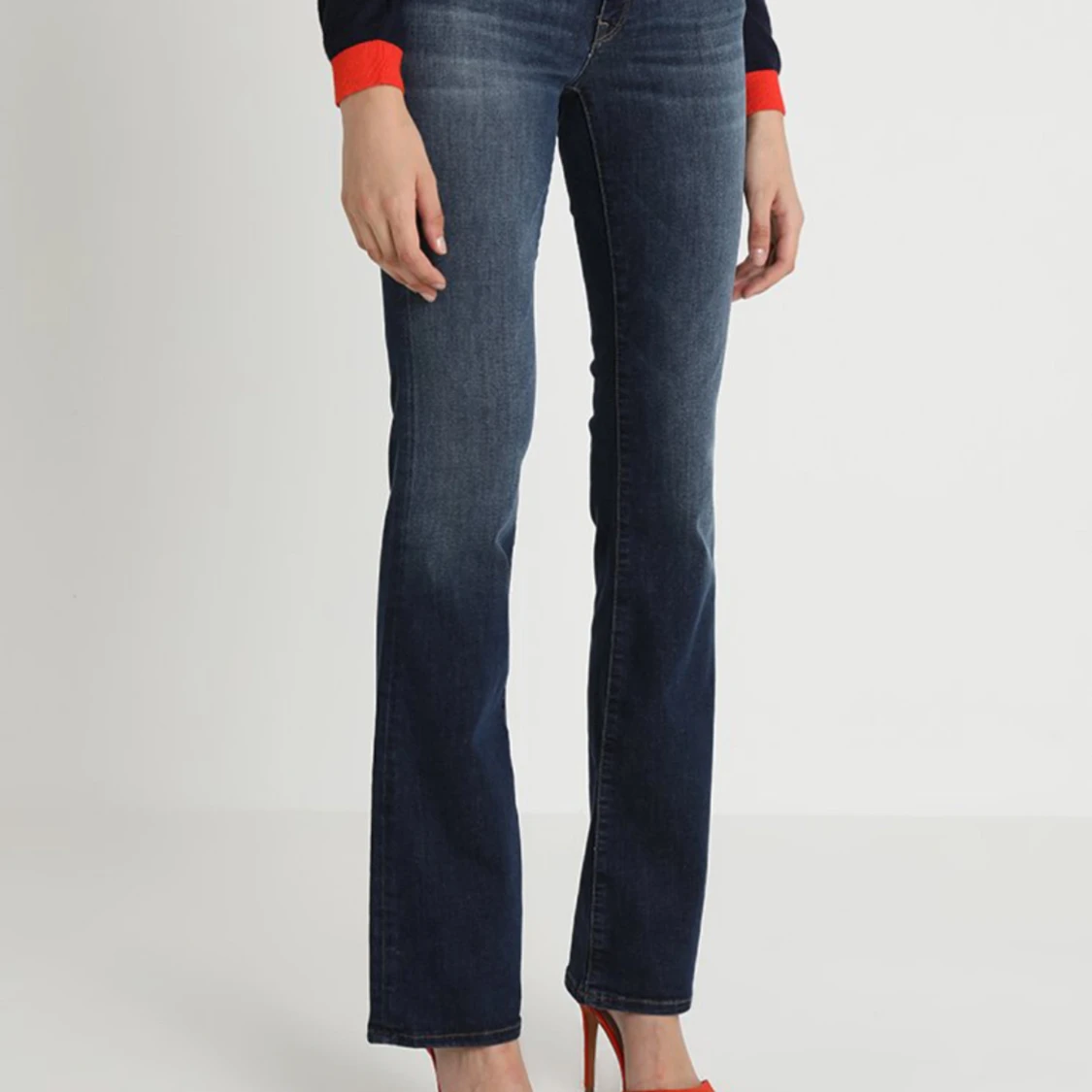 Low waist bootcut jeans