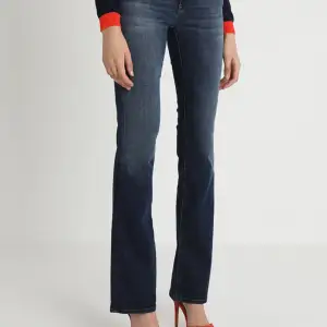 Säljer de här skitsnygga Low waist bootcut jeans från Zalando. Använda några gånger men i nyskick. Säljer för att de inte används längre. Nypris 629kr 💙