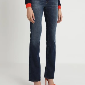 Low waist bootcut jeans - Säljer de här skitsnygga Low waist bootcut jeans från Zalando. Använda några gånger men i nyskick. Säljer för att de inte används längre. Nypris 629kr 💙